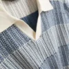 Gestricktes Polohemd mit strukturierten Streifen Gestricktes Polohemd mit strukturierten Streifen