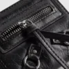 Handtasche mit Reißverschluss im Used-Look