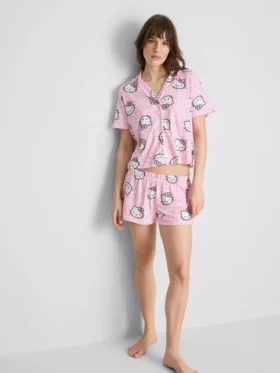 Hello Kitty-Schlafanzug im Boyfriend-Stil