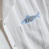 Hemd mit gesticktem Fischmotiv am Reverskragen Hemd mit gesticktem Fischmotiv am Reverskragen