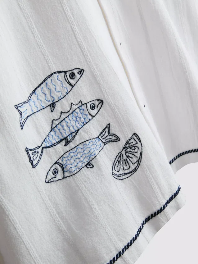 Hemd mit gesticktem Fischmotiv am Reverskragen Hemd mit gesticktem Fischmotiv am Reverskragen
