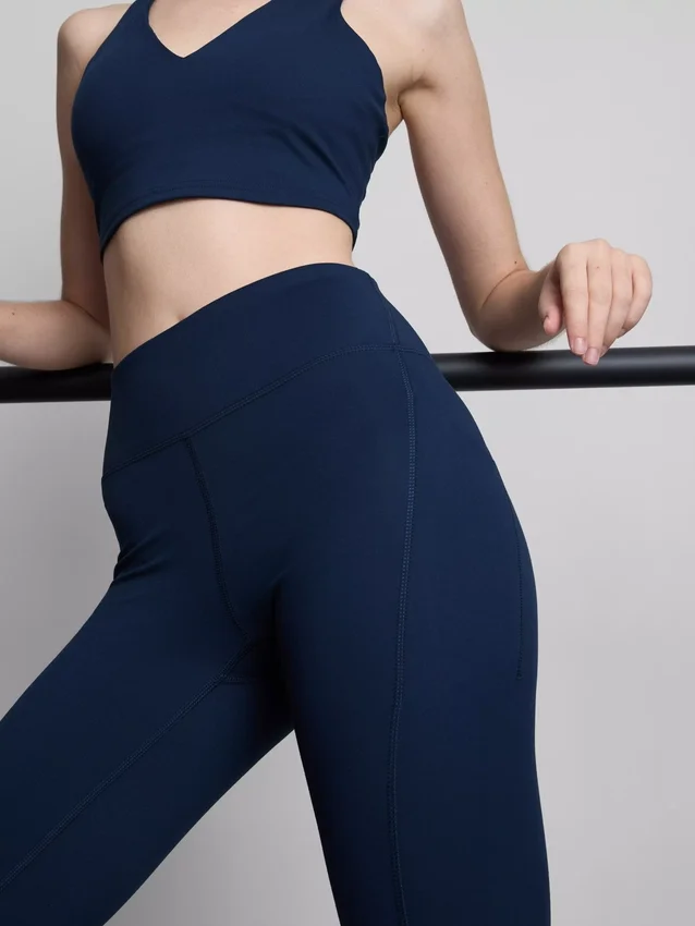 Hoch taillierte, glatte Active-Capri-Leggings mit Stützfunktion Hoch taillierte, glatte Active-Capri-Leggings mit Stützfunktion