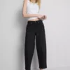 Hoch taillierte, konisch zulaufende Jeans aus Baumwoll-Denim Hoch taillierte, konisch zulaufende Jeans aus Baumwoll-Denim