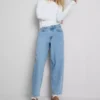 Hoch taillierte, konisch zulaufende Jeans aus Baumwoll-Denim Hoch taillierte, konisch zulaufende Jeans aus Baumwoll-Denim