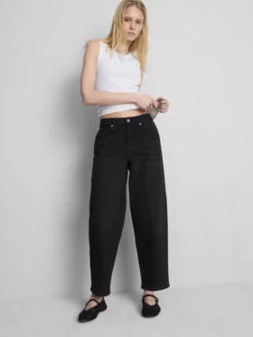 Hoch taillierte, konisch zulaufende Jeans aus Baumwoll-Denim