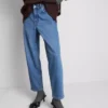 Hoch taillierte, konisch zulaufende Jeans aus Baumwoll-Denim Hoch taillierte, konisch zulaufende Jeans aus Baumwoll-Denim