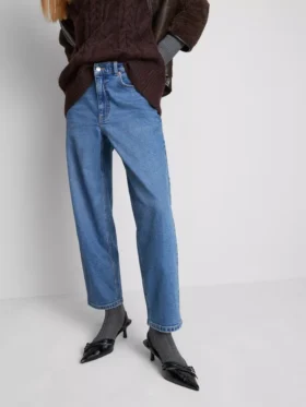 Hoch taillierte, konisch zulaufende Jeans aus Baumwoll-Denim
