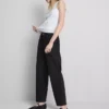 Hoch taillierte, konisch zulaufende Jeans aus Baumwoll-Denim Hoch taillierte, konisch zulaufende Jeans aus Baumwoll-Denim