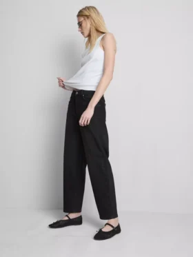 Hoch taillierte, konisch zulaufende Jeans aus Baumwoll-Denim