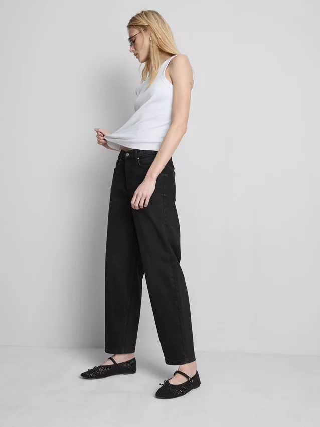 Hoch taillierte, konisch zulaufende Jeans aus Baumwoll-Denim Hoch taillierte, konisch zulaufende Jeans aus Baumwoll-Denim
