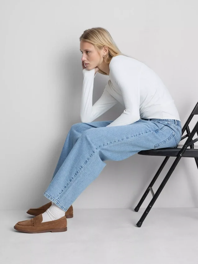 Hoch taillierte, konisch zulaufende Jeans aus Baumwoll-Denim Hoch taillierte, konisch zulaufende Jeans aus Baumwoll-Denim