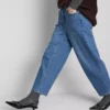 Hoch taillierte, konisch zulaufende Jeans aus Baumwoll-Denim Hoch taillierte, konisch zulaufende Jeans aus Baumwoll-Denim