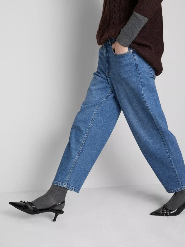 Hoch taillierte, konisch zulaufende Jeans aus Baumwoll-Denim Hoch taillierte, konisch zulaufende Jeans aus Baumwoll-Denim