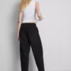 Hoch taillierte, konisch zulaufende Jeans aus Baumwoll-Denim Hoch taillierte, konisch zulaufende Jeans aus Baumwoll-Denim