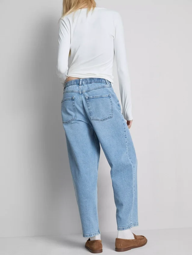 Hoch taillierte, konisch zulaufende Jeans aus Baumwoll-Denim Hoch taillierte, konisch zulaufende Jeans aus Baumwoll-Denim
