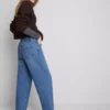 Hoch taillierte, konisch zulaufende Jeans aus Baumwoll-Denim Hoch taillierte, konisch zulaufende Jeans aus Baumwoll-Denim