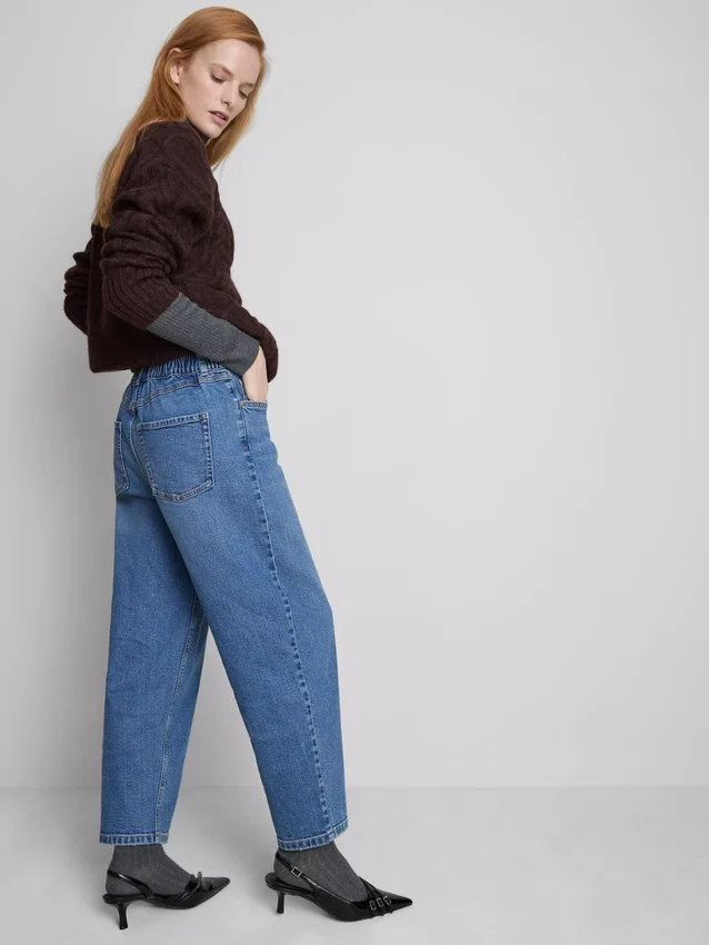 Hoch taillierte, konisch zulaufende Jeans aus Baumwoll-Denim Hoch taillierte, konisch zulaufende Jeans aus Baumwoll-Denim