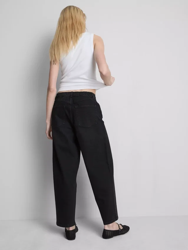 Hoch taillierte, konisch zulaufende Jeans aus Baumwoll-Denim Hoch taillierte, konisch zulaufende Jeans aus Baumwoll-Denim