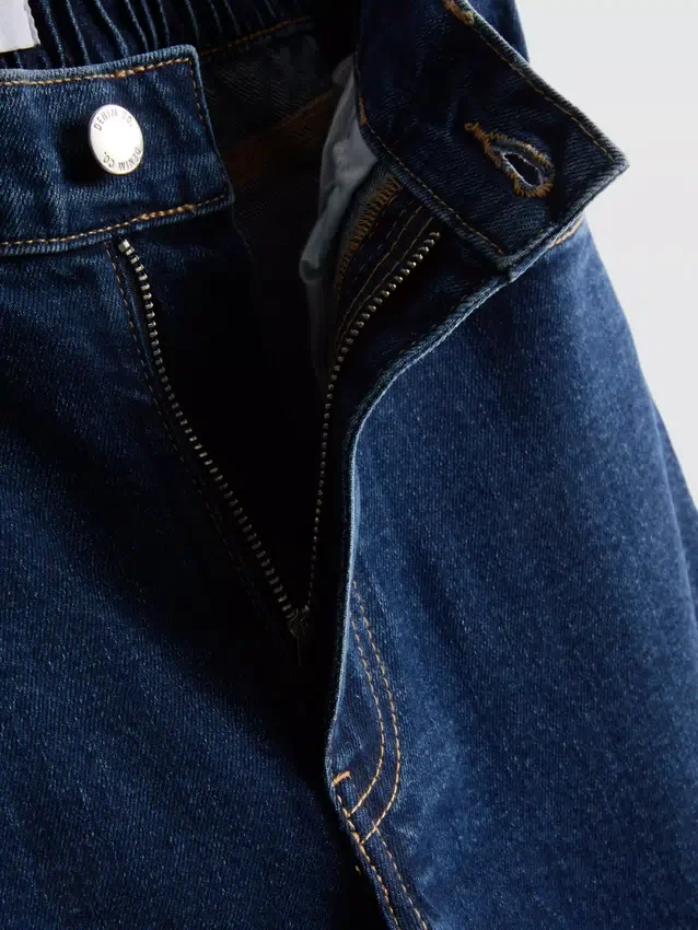 Hoch taillierte, konisch zulaufende Jeans aus Baumwoll-Denim Hoch taillierte, konisch zulaufende Jeans aus Baumwoll-Denim