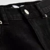 Hoch taillierte, konisch zulaufende Jeans aus Baumwoll-Denim Hoch taillierte, konisch zulaufende Jeans aus Baumwoll-Denim