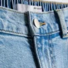 Hoch taillierte, konisch zulaufende Jeans aus Baumwoll-Denim Hoch taillierte, konisch zulaufende Jeans aus Baumwoll-Denim