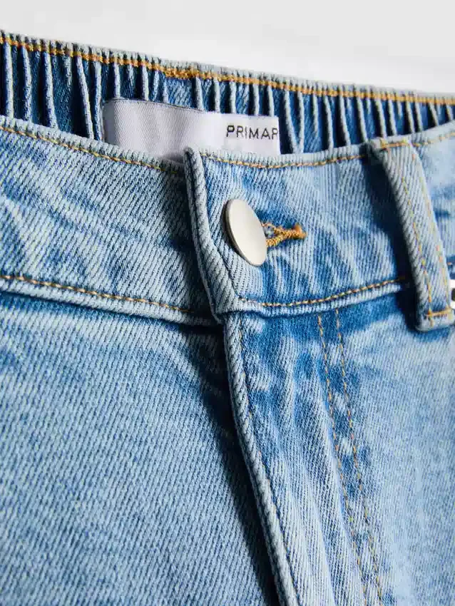 Hoch taillierte, konisch zulaufende Jeans aus Baumwoll-Denim Hoch taillierte, konisch zulaufende Jeans aus Baumwoll-Denim