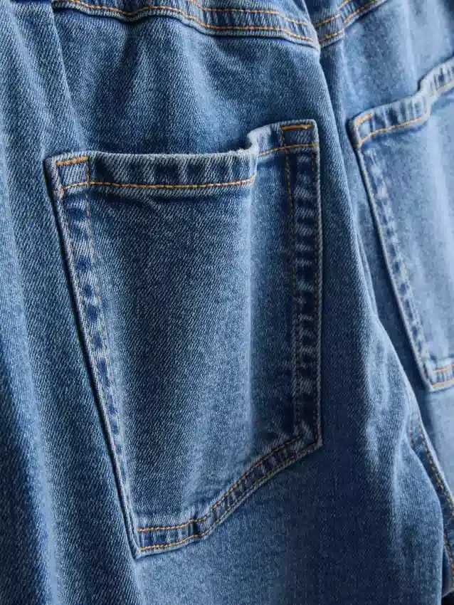 Hoch taillierte, konisch zulaufende Jeans aus Baumwoll-Denim Hoch taillierte, konisch zulaufende Jeans aus Baumwoll-Denim