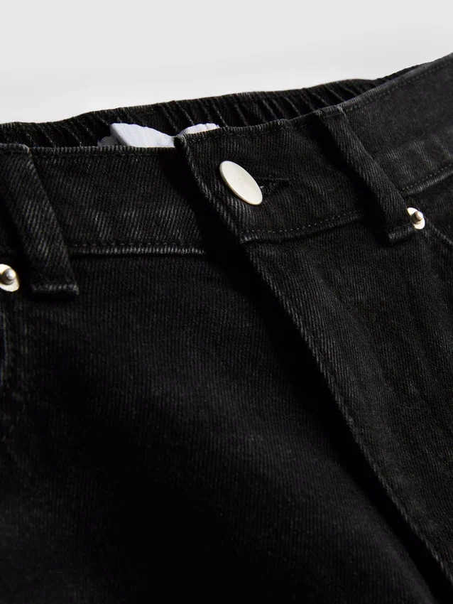 Hoch taillierte, konisch zulaufende Jeans aus Baumwoll-Denim Hoch taillierte, konisch zulaufende Jeans aus Baumwoll-Denim