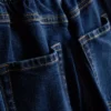 Hoch taillierte, konisch zulaufende Jeans aus Baumwoll-Denim Hoch taillierte, konisch zulaufende Jeans aus Baumwoll-Denim