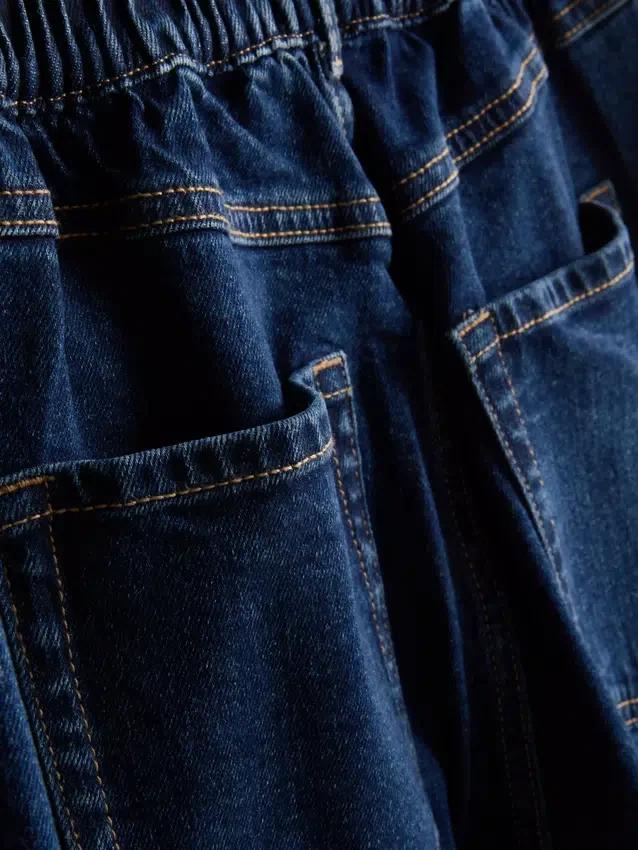 Hoch taillierte, konisch zulaufende Jeans aus Baumwoll-Denim Hoch taillierte, konisch zulaufende Jeans aus Baumwoll-Denim