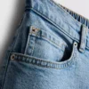 Hoch taillierte, konisch zulaufende Jeans aus Baumwoll-Denim Hoch taillierte, konisch zulaufende Jeans aus Baumwoll-Denim