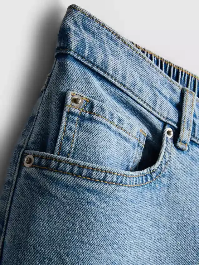 Hoch taillierte, konisch zulaufende Jeans aus Baumwoll-Denim Hoch taillierte, konisch zulaufende Jeans aus Baumwoll-Denim