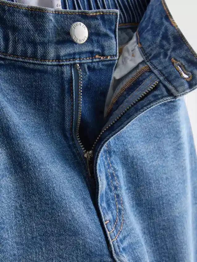 Hoch taillierte, konisch zulaufende Jeans aus Baumwoll-Denim Hoch taillierte, konisch zulaufende Jeans aus Baumwoll-Denim