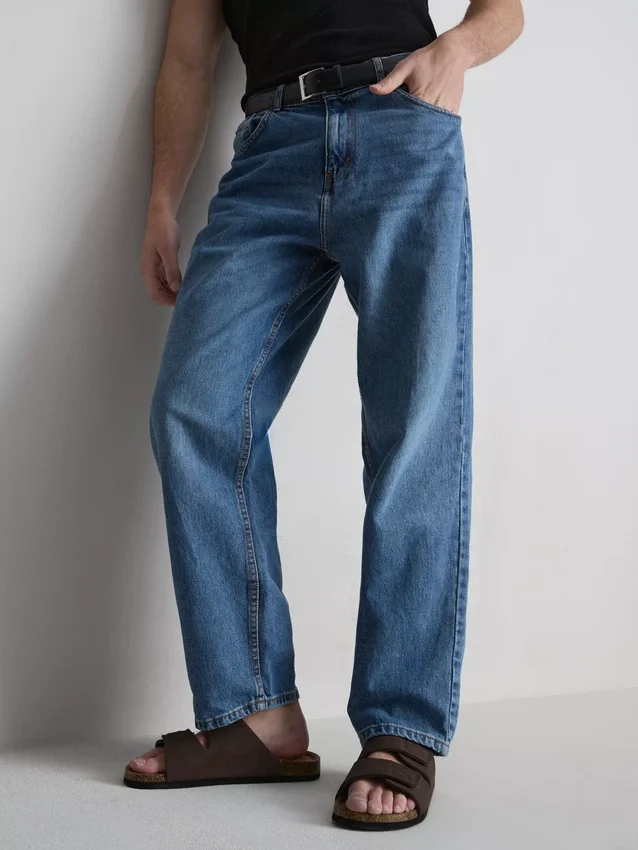 Hoch taillierte, locker sitzende Jeans Hoch taillierte, locker sitzende Jeans