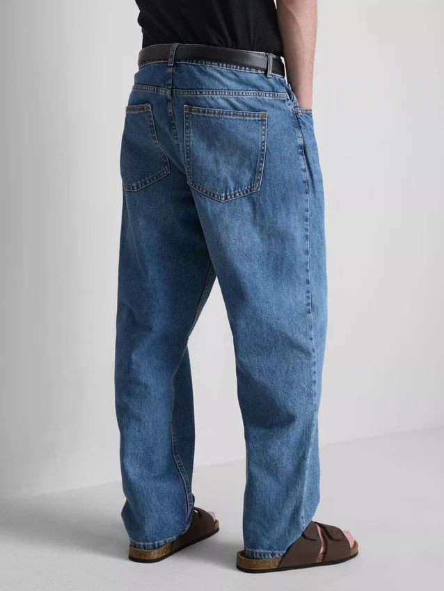 Hoch taillierte, locker sitzende Jeans Hoch taillierte, locker sitzende Jeans