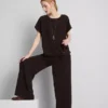 Hose mit elastischem Bund und weitem Bein Hose mit elastischem Bund und weitem Bein