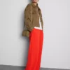 Hose mit elastischem Bund und weitem Bein Hose mit elastischem Bund und weitem Bein