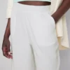 Hose mit elastischem Bund und weitem Bein Hose mit elastischem Bund und weitem Bein