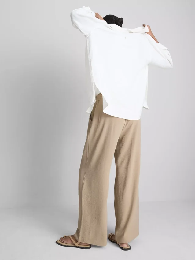 Hose mit elastischem Bund und weitem Bein Hose mit elastischem Bund und weitem Bein