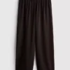 Hose mit elastischem Bund und weitem Bein Hose mit elastischem Bund und weitem Bein