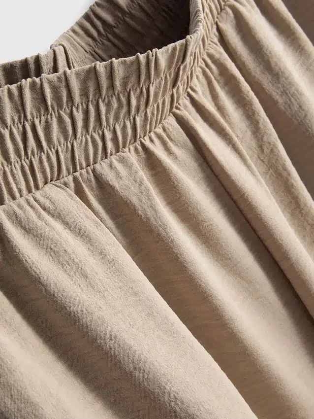 Hose mit elastischem Bund und weitem Bein Hose mit elastischem Bund und weitem Bein