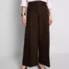 Hose mit weitem Bein, Falten und Gürteldetail Hose mit weitem Bein, Falten und Gürteldetail