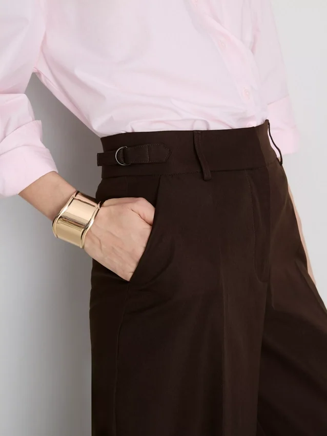 Hose mit weitem Bein, Falten und Gürteldetail Hose mit weitem Bein, Falten und Gürteldetail
