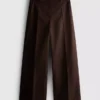 Hose mit weitem Bein, Falten und Gürteldetail Hose mit weitem Bein, Falten und Gürteldetail