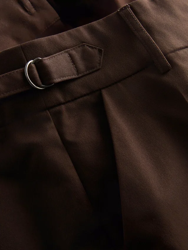 Hose mit weitem Bein, Falten und Gürteldetail Hose mit weitem Bein, Falten und Gürteldetail