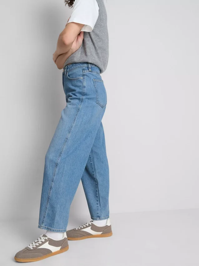 Jeans aus Baumwoll-Denim mit konisch zulaufendem, geradem Bein Jeans aus Baumwoll-Denim mit konisch zulaufendem, geradem Bein