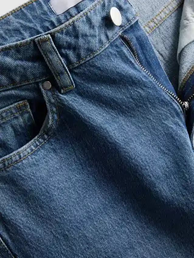 Jeans aus Baumwoll-Denim mit konisch zulaufendem, geradem Bein Jeans aus Baumwoll-Denim mit konisch zulaufendem, geradem Bein