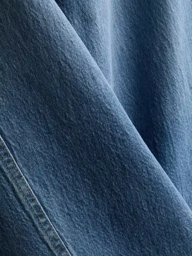 Jeans aus Baumwoll-Denim mit konisch zulaufendem, geradem Bein Jeans aus Baumwoll-Denim mit konisch zulaufendem, geradem Bein