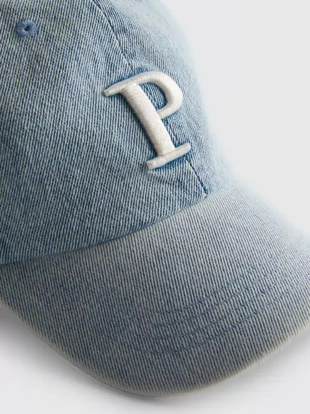 Jeans-Kappe mit Initialen Jeans-Kappe mit Initialen