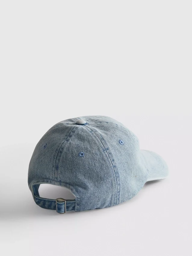 Jeans-Kappe mit Initialen Jeans-Kappe mit Initialen